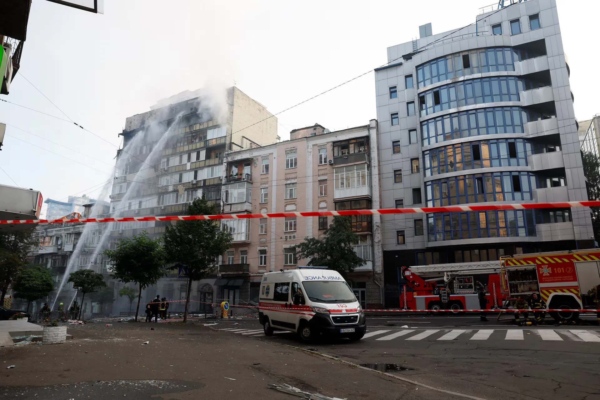 Пожежники працюють на місці пошкодження житлового будинку, яке сталося під час російських ударів безпілотниками та ракетами в ході російської агресії проти України, в Києві, Україна, 10 липня 2025 року.